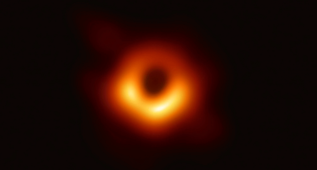 Първа снимка на черна дупка
